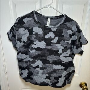Size 8 lulu lemon camo cropped top